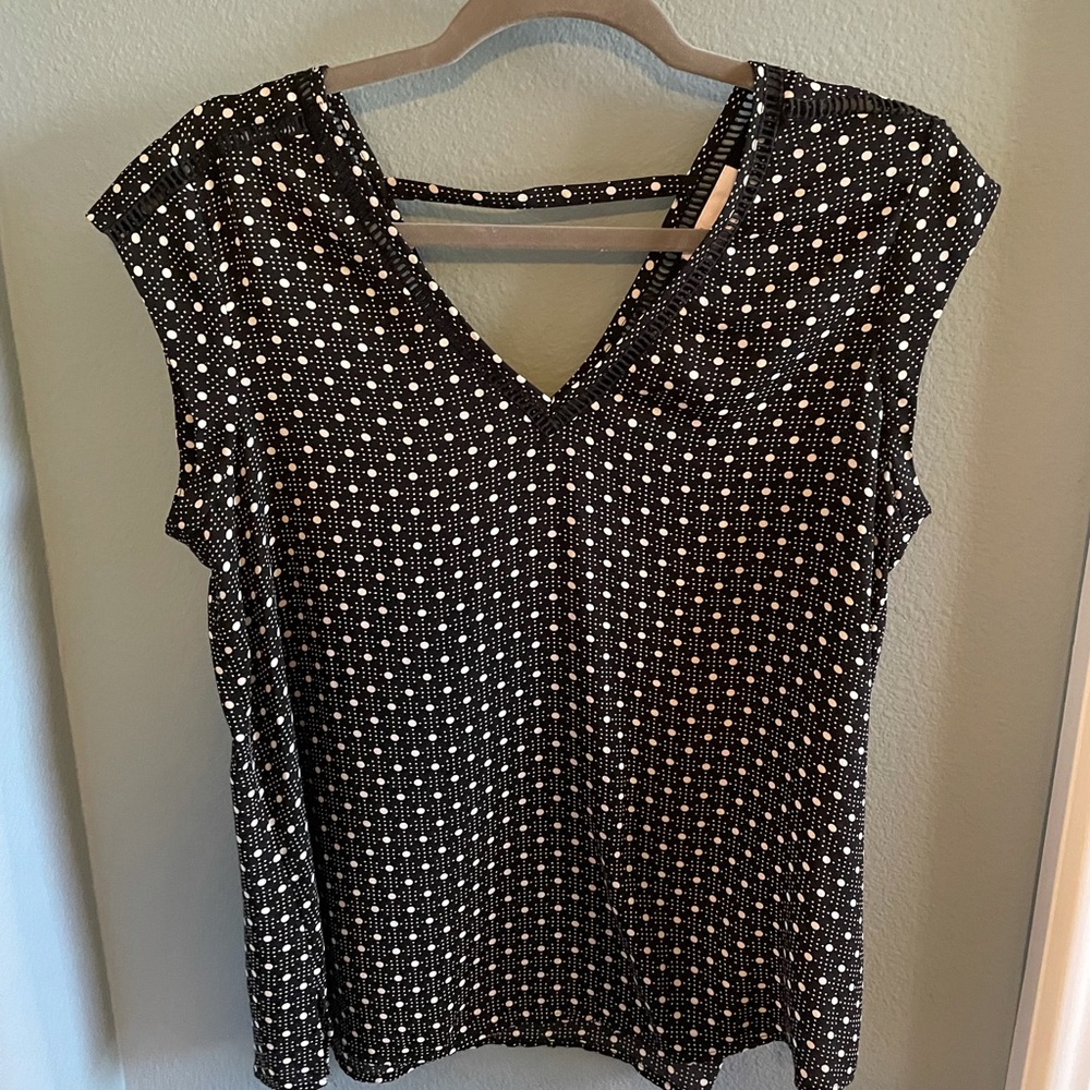 Black and white polka dot chiffon blouse. Size medium. Brand DR2